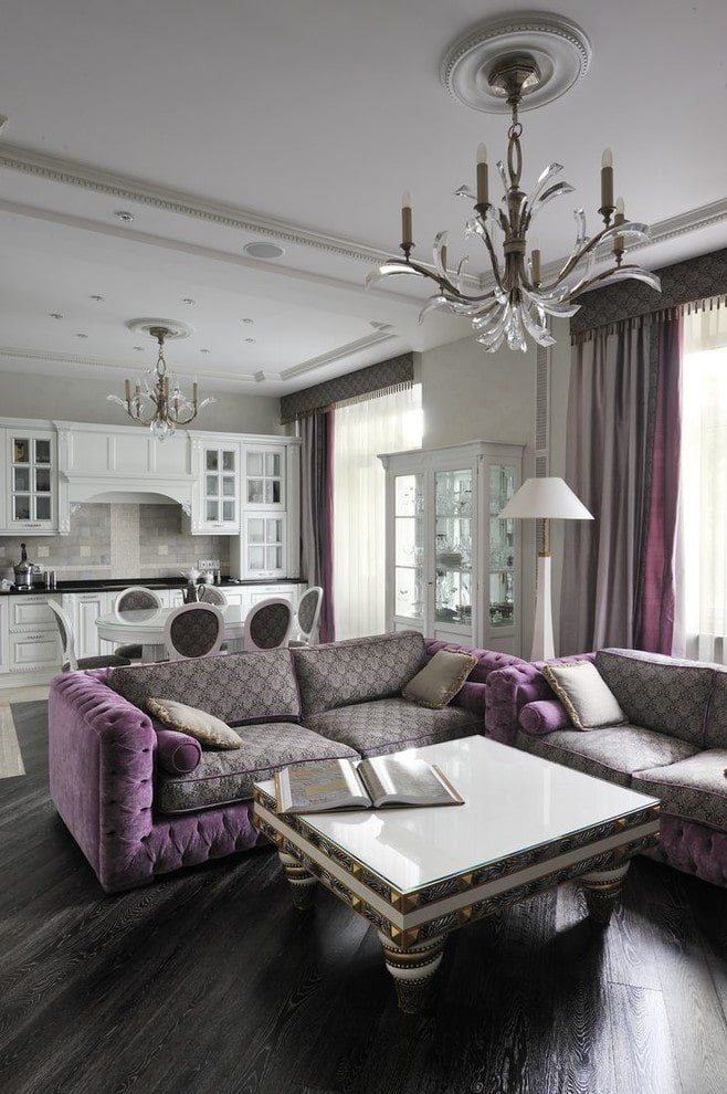 Rideaux lilas dans le salon