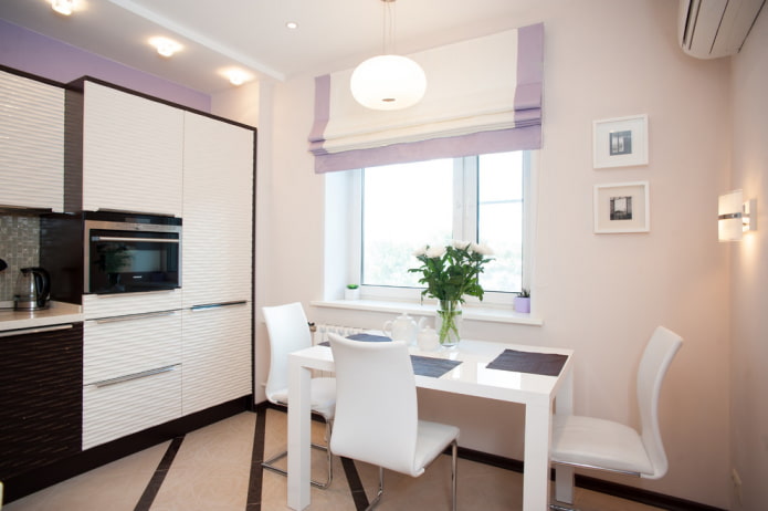 stores romains lilas dans la cuisine