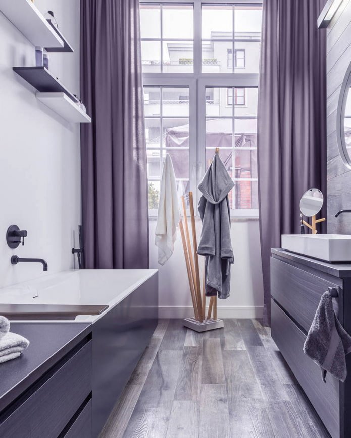 rideaux lilas dans la salle de bain