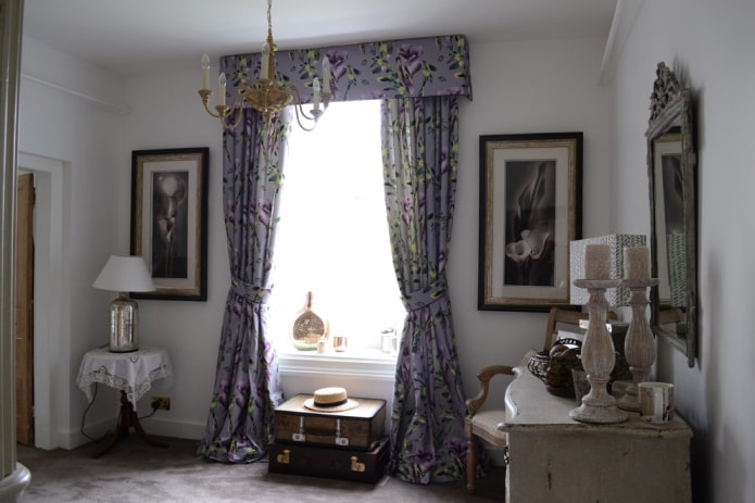 Rideaux lilas foncé à motifs floraux