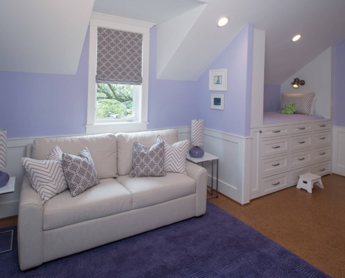 combinaison de stores romains de couleur lilas avec des textiles