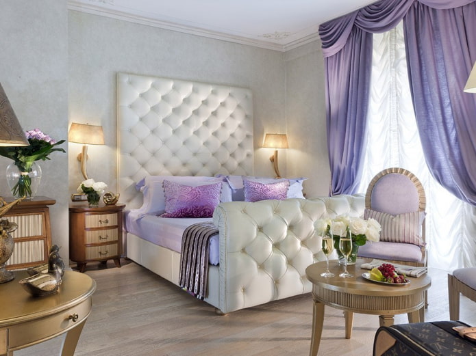 Lambrequins lilas à l'intérieur