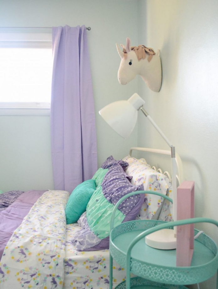 rideaux lilas à l'intérieur de la chambre d'enfant