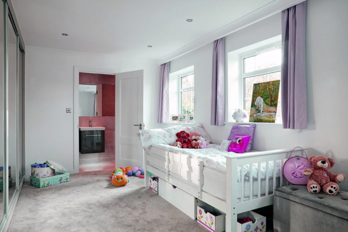 Rideaux courts lilas à l'intérieur