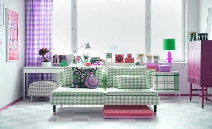 rideaux à carreaux lilas à l'intérieur