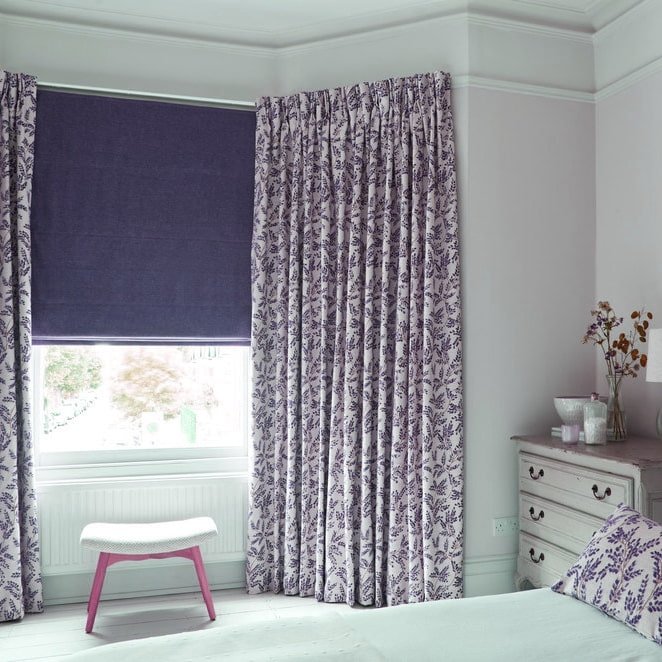 Rideaux lilas foncé à l'intérieur