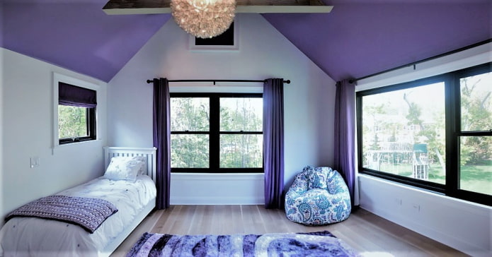 plafond lilas dans la chambre d'enfant