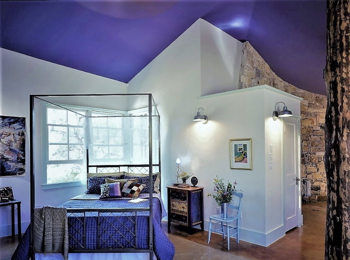Plafond lavande sur murs blancs