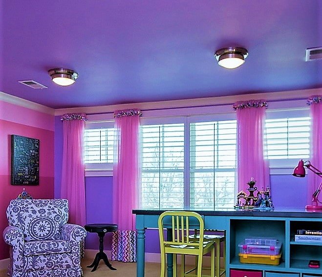 Murs roses associés à un plafond violet