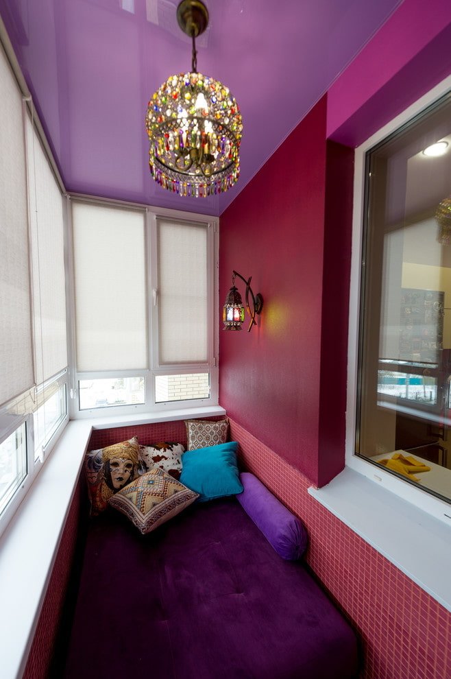 Plafond lilas sur le balcon