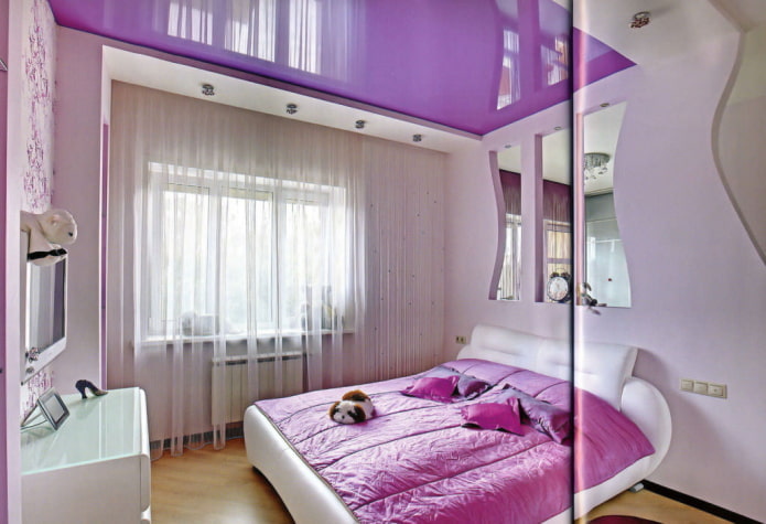 Plafond lilas dans la chambre