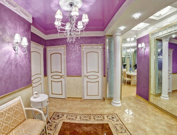 Plafond violet dans le couloir