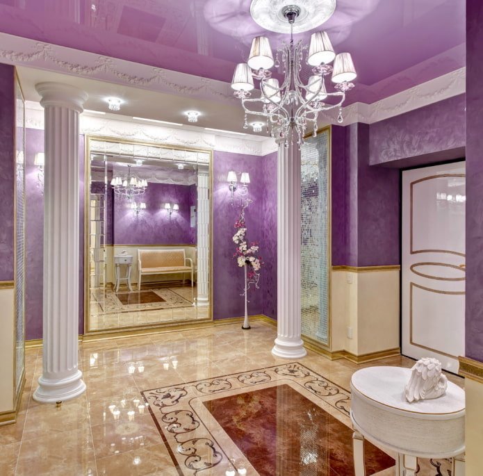 Plafond lilas dans le couloir
