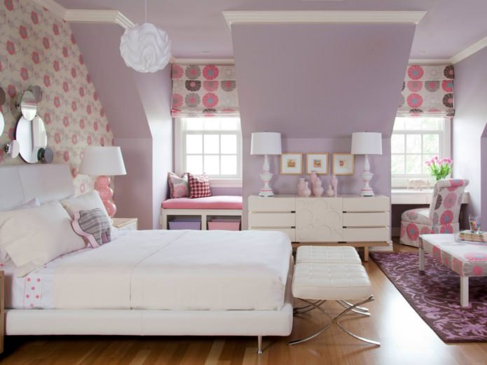 Intérieur violet et rose dans une chambre de fille