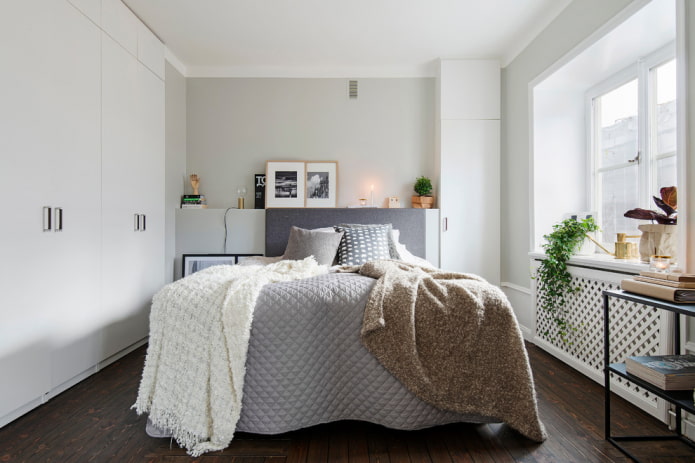 Lit avec couvre-lit et couverture
