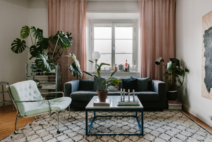 Rideaux et coussins dans le salon scandinave