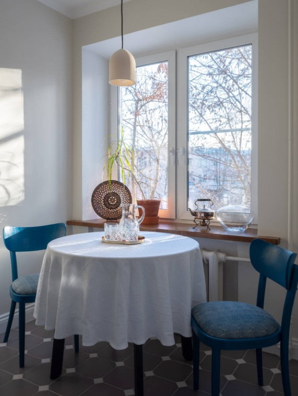 Table ronde avec nappe
