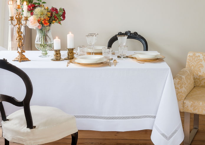 Nappe blanche sur la table