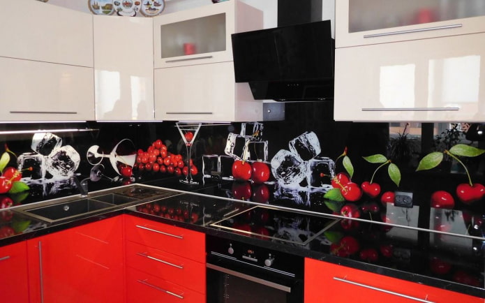 skinali avec des verres, des cerises et des glaçons