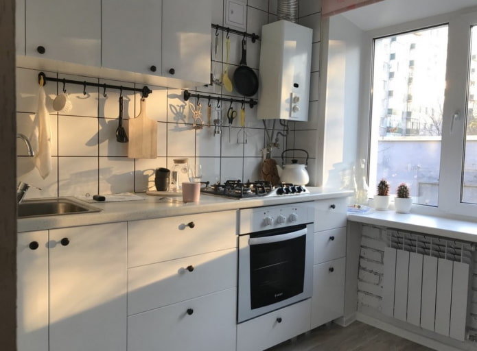 cuisine blanche avec une chaudière