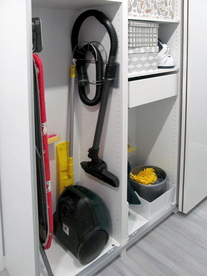 Aspirateur et serpillière cachés