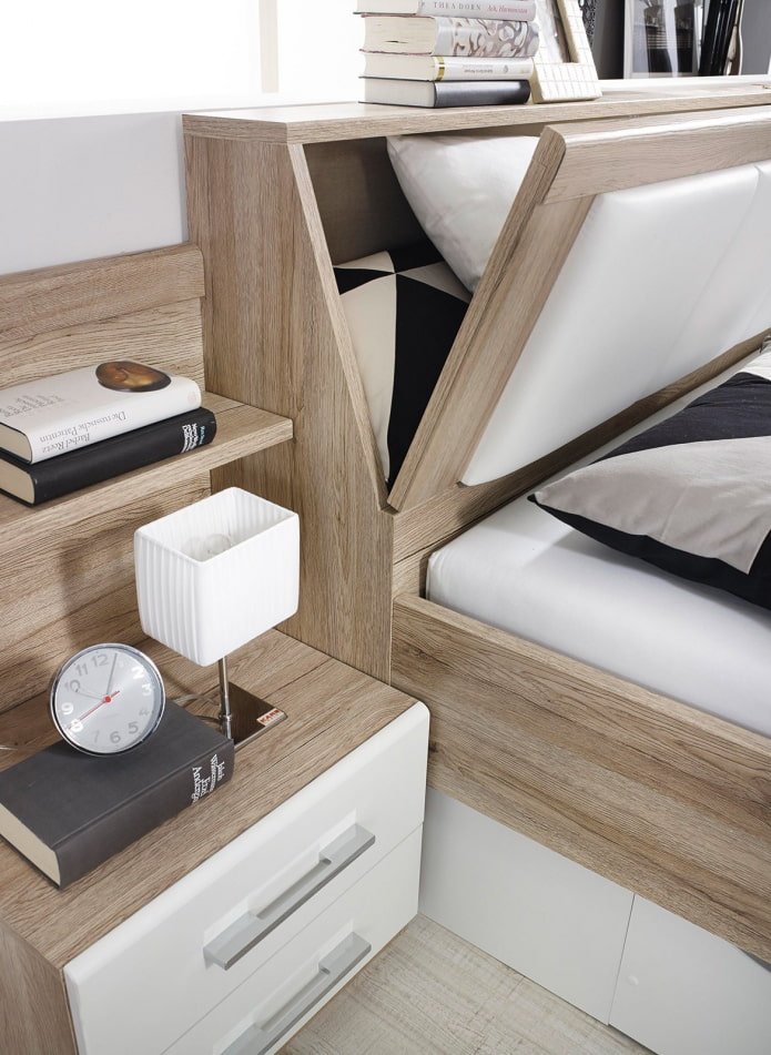 Armoire dans la tête de lit