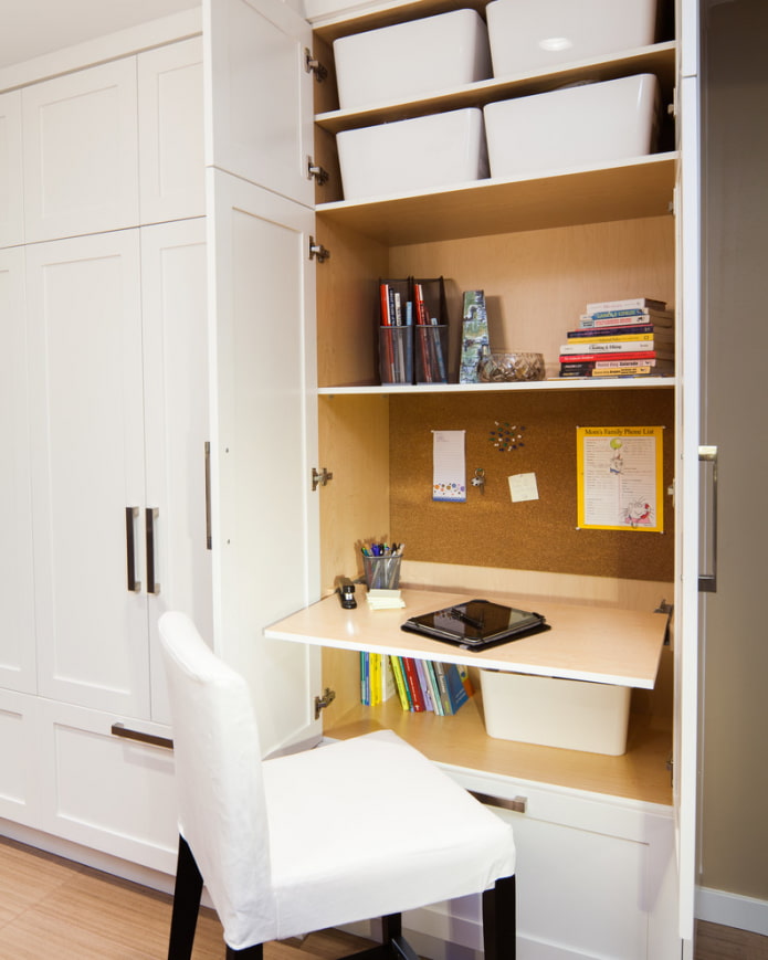 Bureau dans le placard