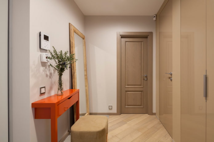Portes et sol monochromes à l'intérieur