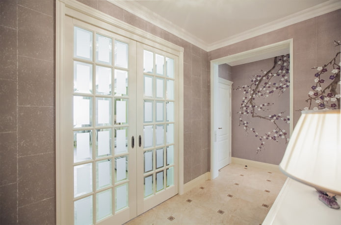Sol beige et portes blanches à l'intérieur