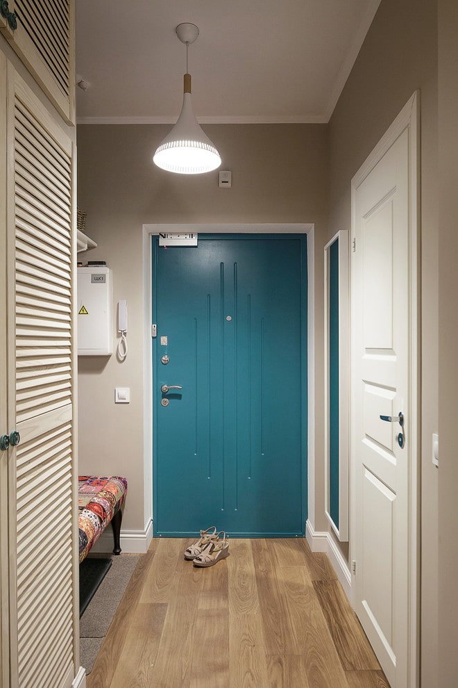 Portes et sols de couleurs opposées à l'intérieur