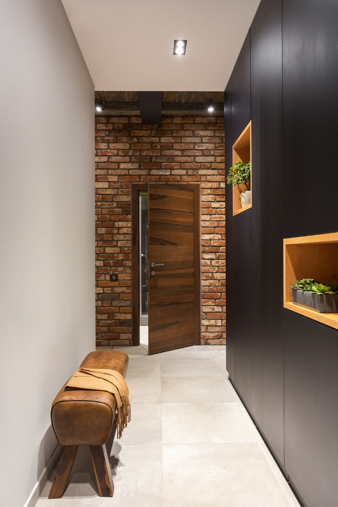Portes sombres et sol clair à l'intérieur