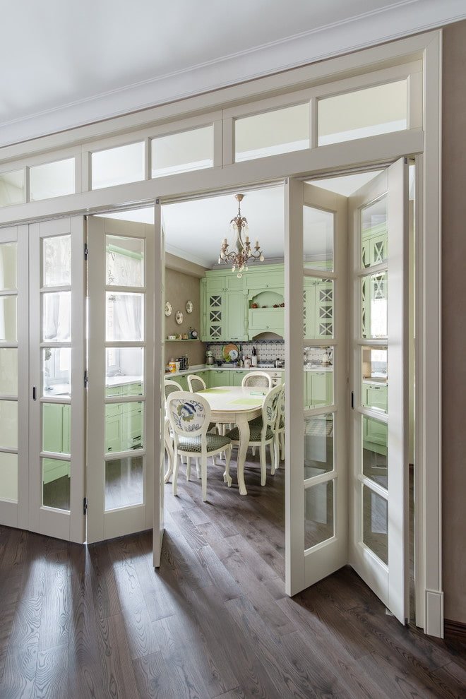 Portes claires et sols foncés à l'intérieur