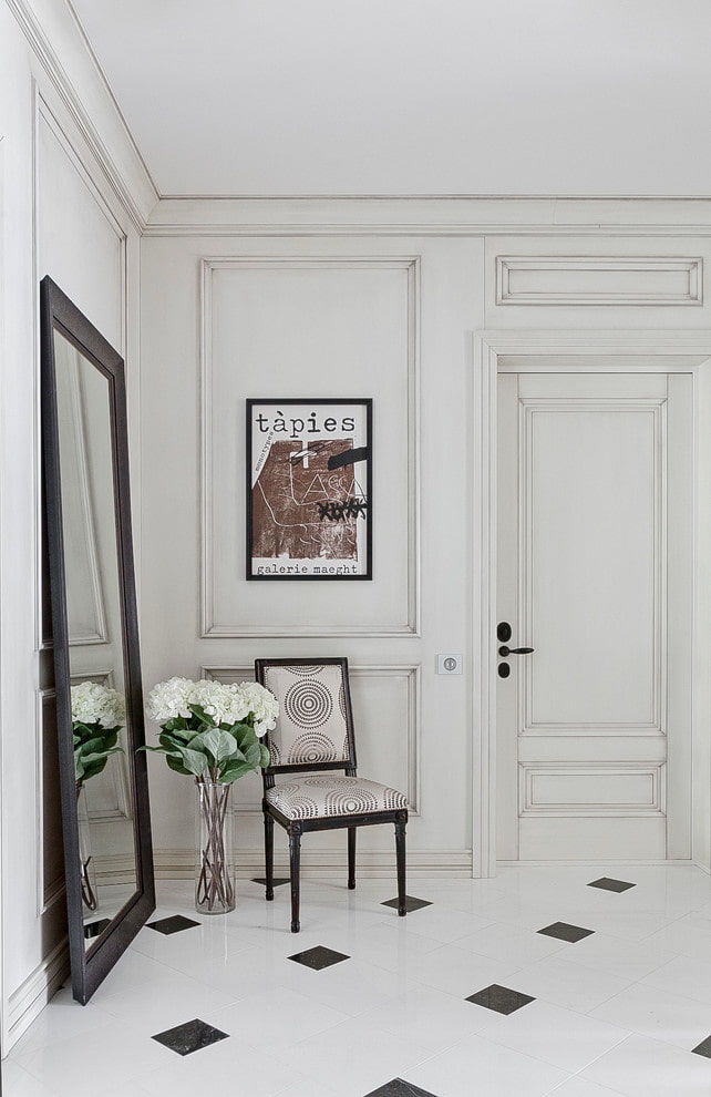Portes et sol de la même couleur à l'intérieur