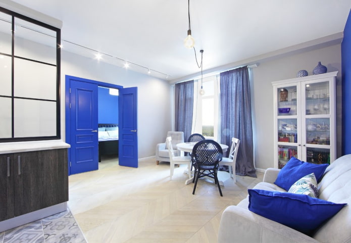 Portes et sols de couleurs opposées à l'intérieur