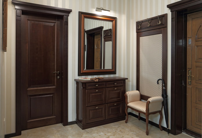 Combinaison de la couleur des portes avec le sol et les meubles à l'intérieur
