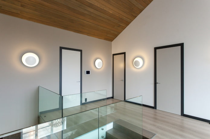 Combinaison de la couleur des portes et du sol dans l'escalier