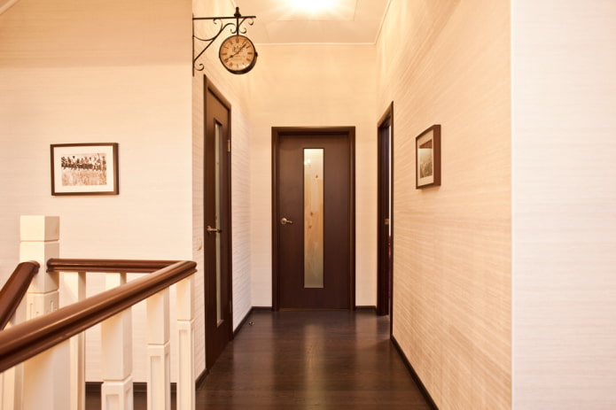 Combinaison de la couleur des portes avec les murs et les sols à l'intérieur