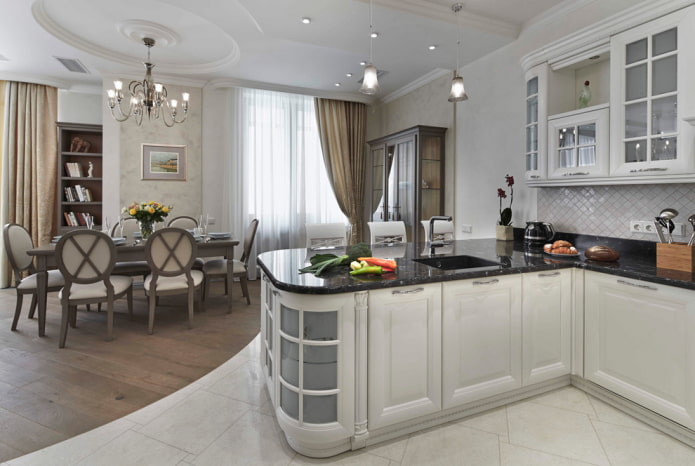 Combinaison de stratifié et de carrelage à l'intérieur