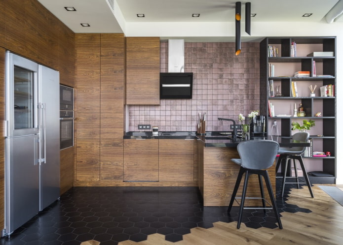 Combinaison de stratifié et de carrelage à l'intérieur de la cuisine