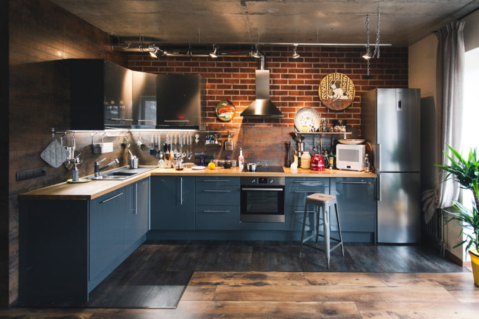 Combinaison de stratifié et de carrelage dans un style loft