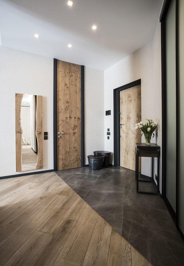 Combinaison de stratifié et de carrelage à l'intérieur du couloir