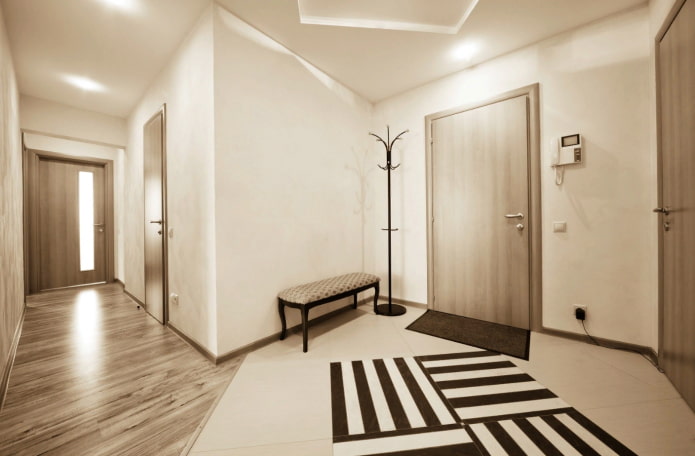 Combinaison de stratifié et de carrelage à l'intérieur du couloir