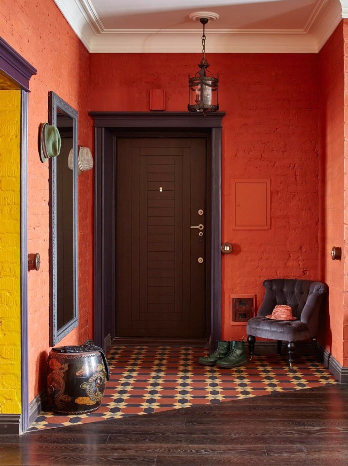 Combinaison de stratifié et de carrelage à l'intérieur du couloir