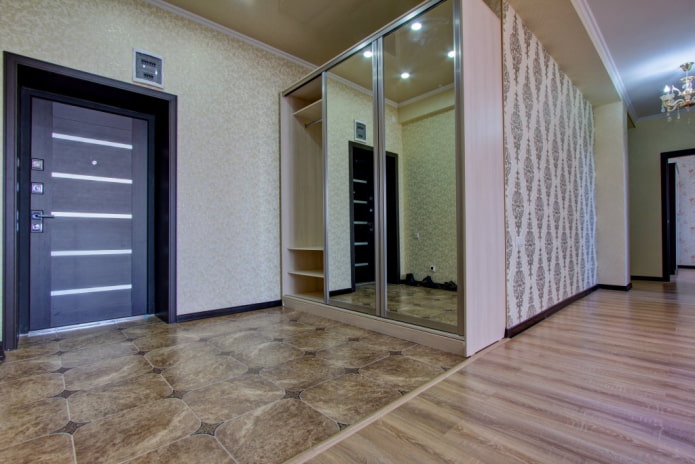 Combinaison de stratifié et de carrelage à l'intérieur du couloir