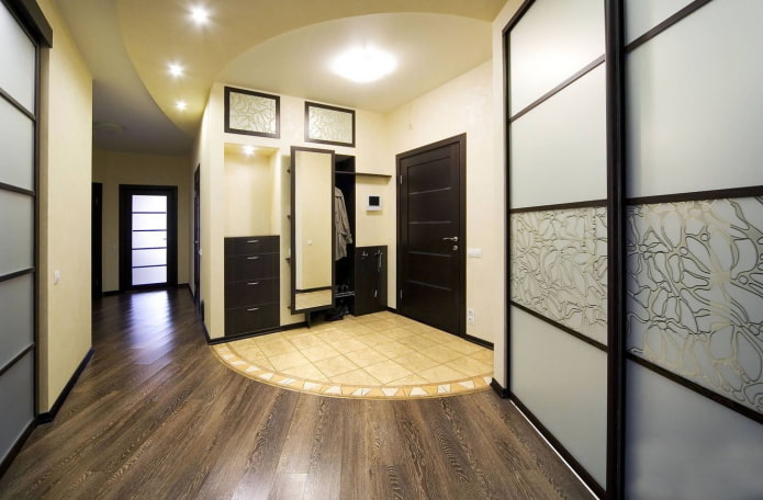 Combinaison de stratifié et de carrelage à l'intérieur du couloir