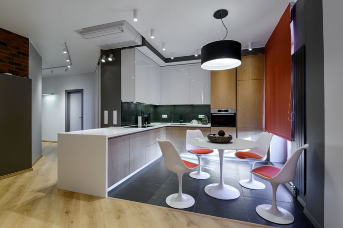 une combinaison de stratifié et de carrelage à l'intérieur