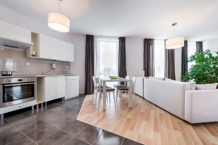 Combinaison de stratifié et de carrelage à l'intérieur