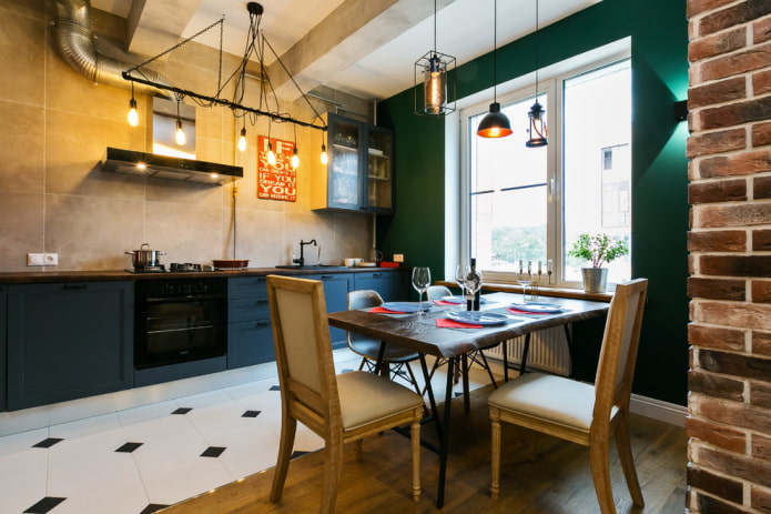 une combinaison de stratifié et de carrelage à l'intérieur