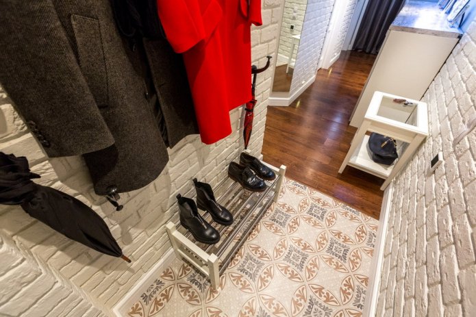 stratifié avec du carrelage dans le couloir