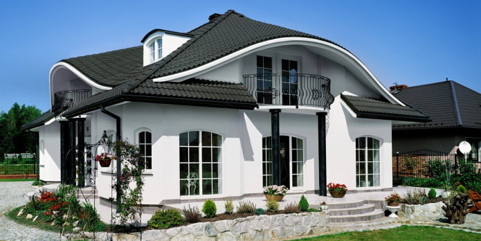 maison blanche avec toit noir